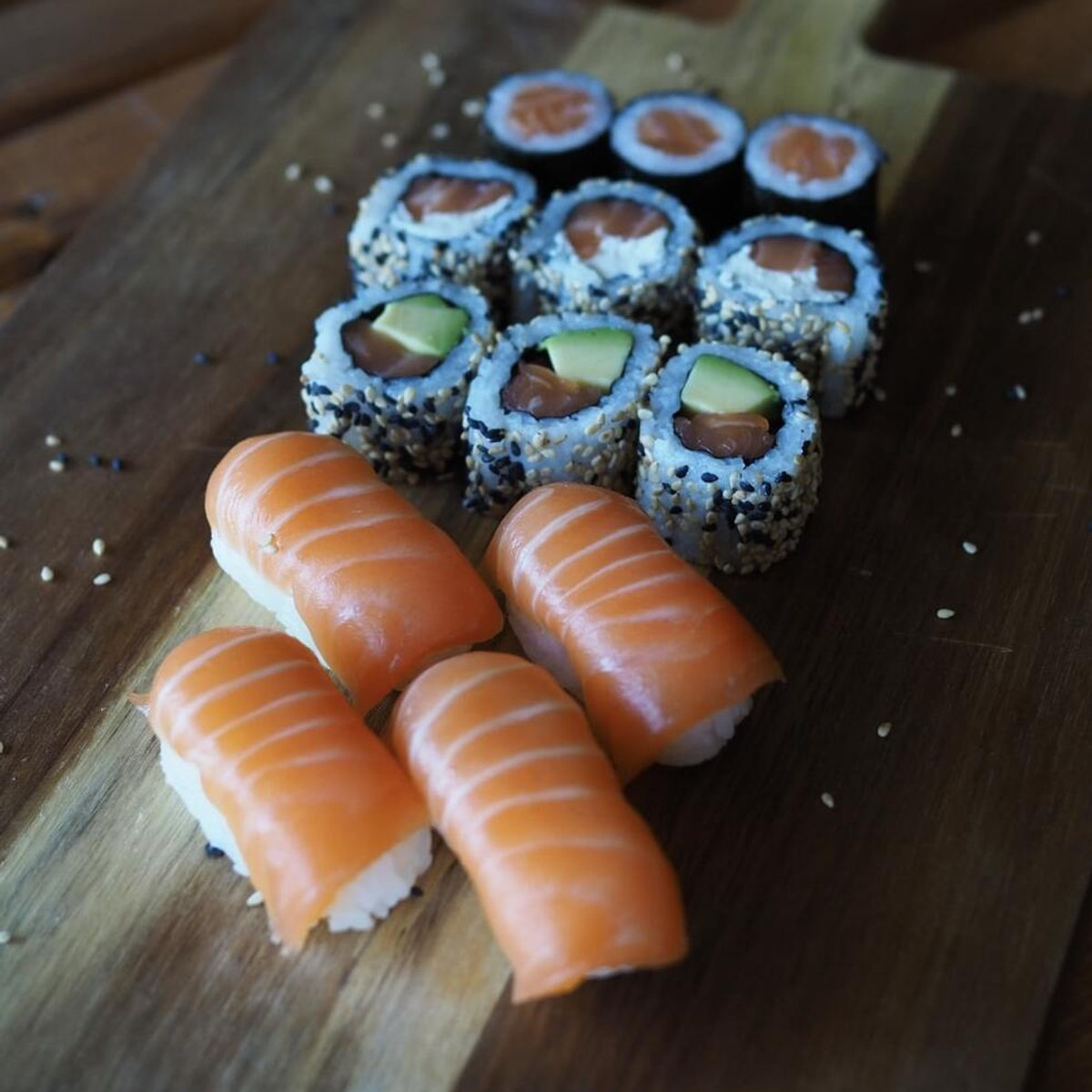 Salmon Menü mit Lachs Nigiris, California Maki und Lachs Maki
