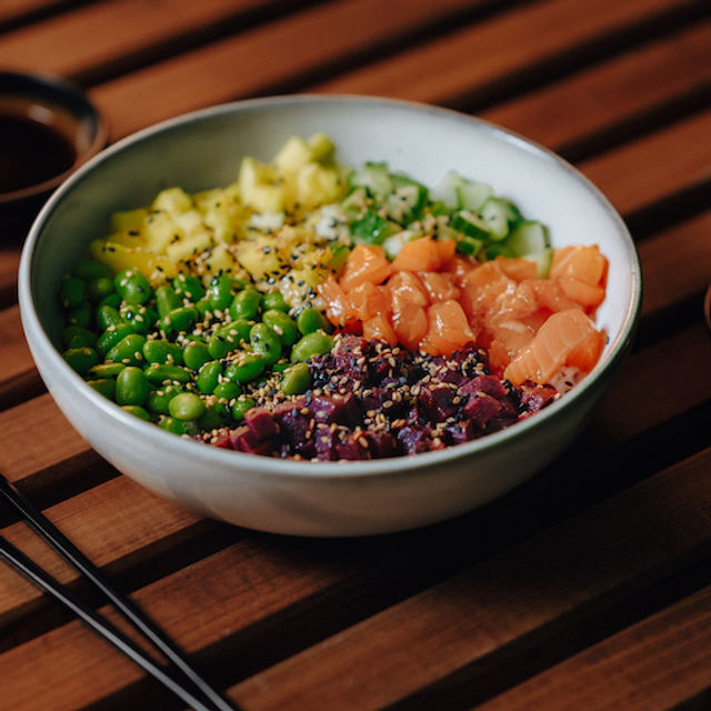 Lachs Bowl mit Mango, Edamame und Roter Beete
