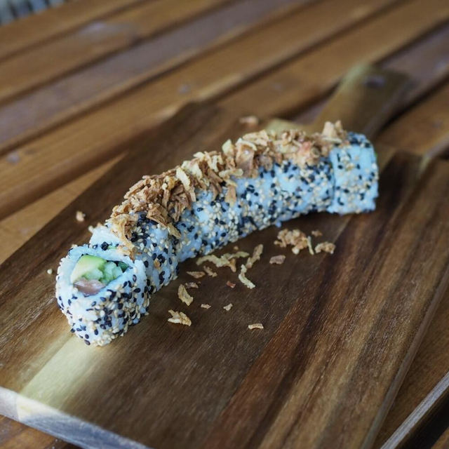 Crunch Lachs Roll mit Röstzwiebeln