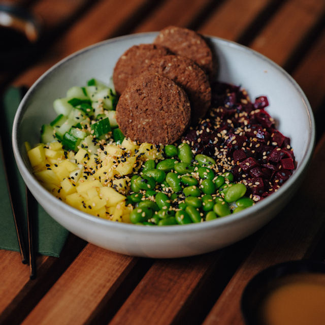 Veggie Bowl mit Falafel, Mango und Edamame